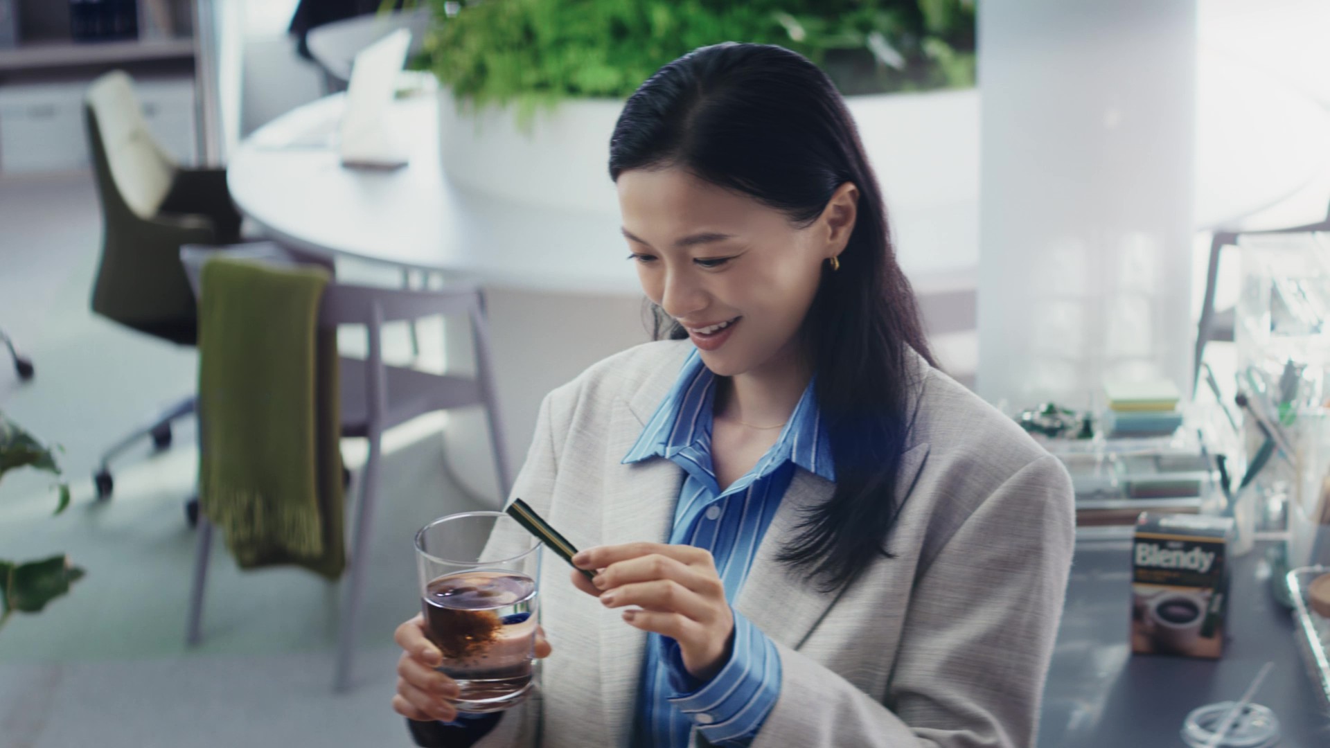Web動画 | 「ブレンディ」スティックブラック「この1本で、どこでもできたて」篇15秒