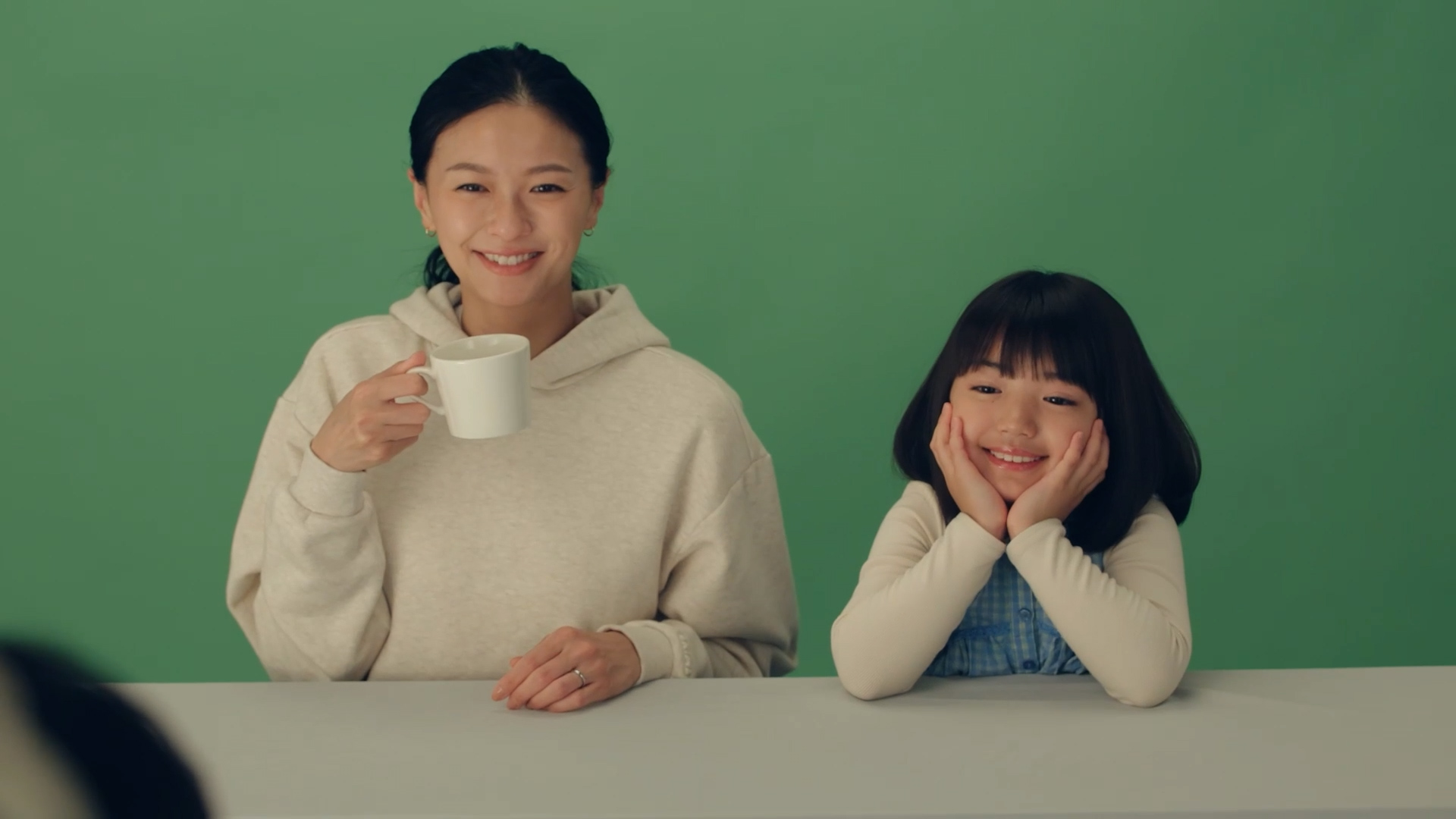 撮影風景（榮倉奈々さんと前田花さん）
