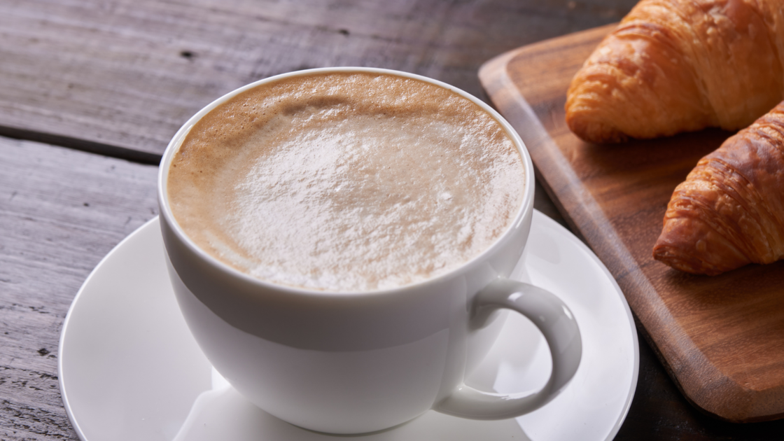 カフェオレ、カプチーノ、カフェラテの違いとは？名前の由来からお