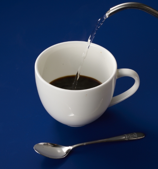 お湯を注ぎ、よくかきまぜます。（140~180ml）