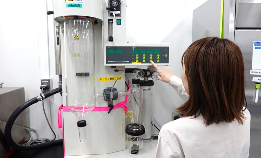 素材の特性を検査している様子