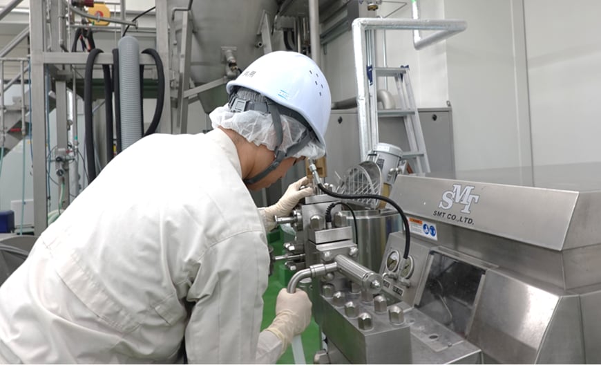 クリーミングパウダー開発の一工程の作業の様子