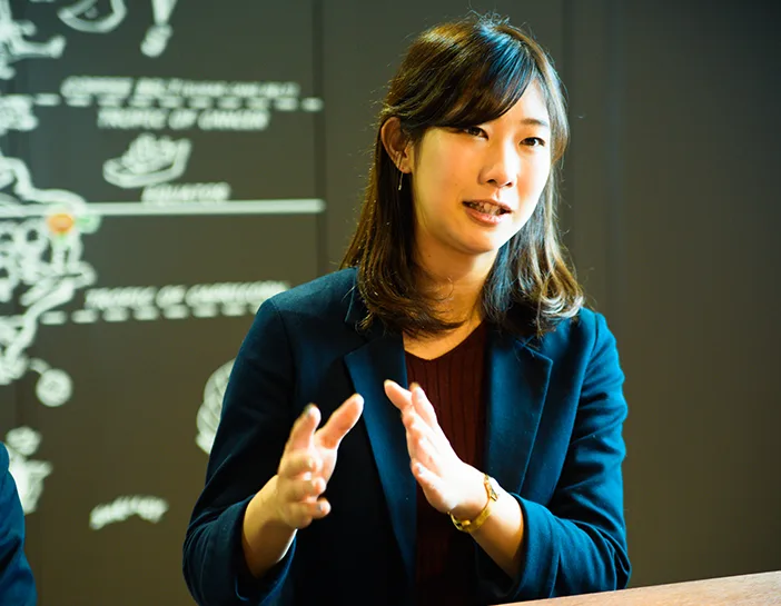 身振りを交えて話す後輩社員