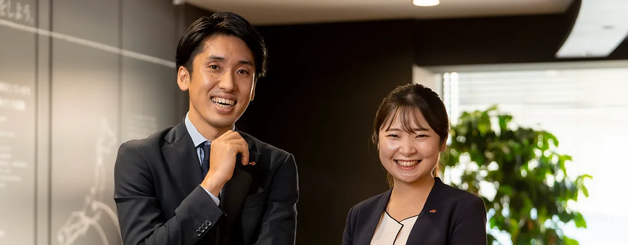 オフィスで語り合う世話役の社員と新入社員