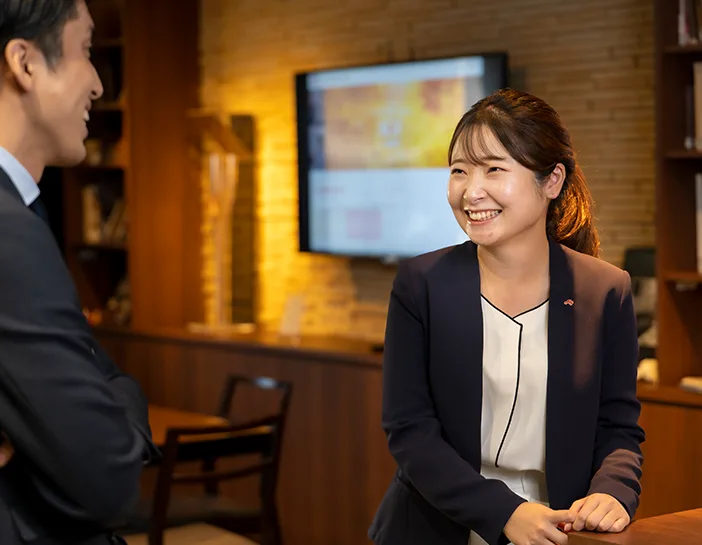 笑顔で話す後輩社員