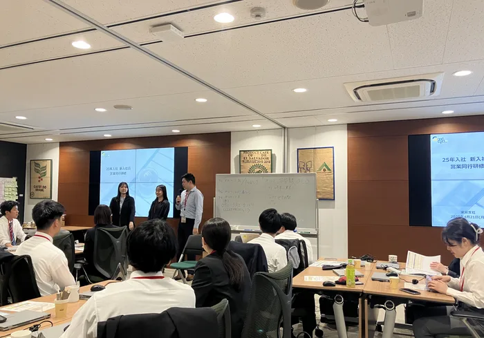 本社の研修室で説明を受ける新入社員たち