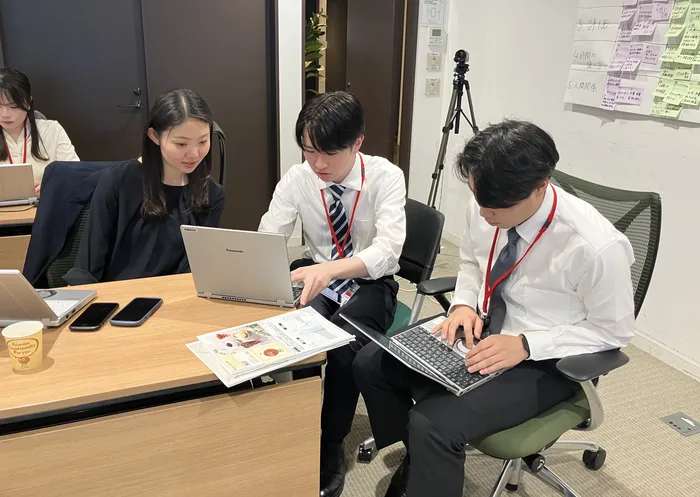 机を並べてグループワークに取り組む新入社員たち
