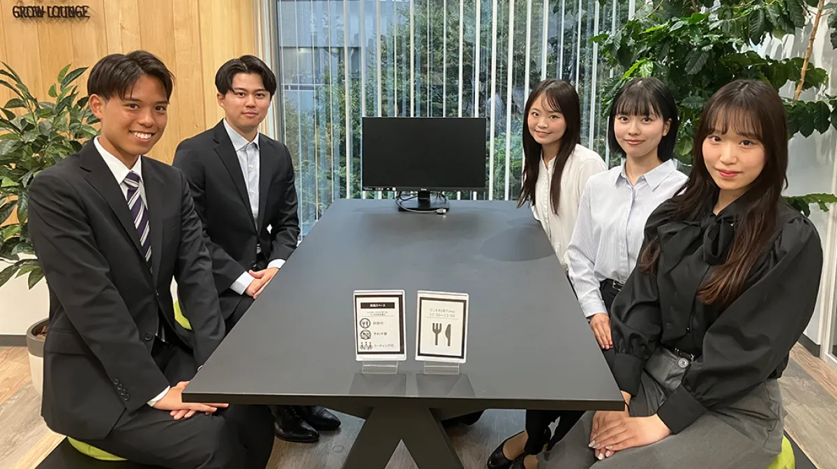 会議室で face to face の面談に臨む内定者と社員