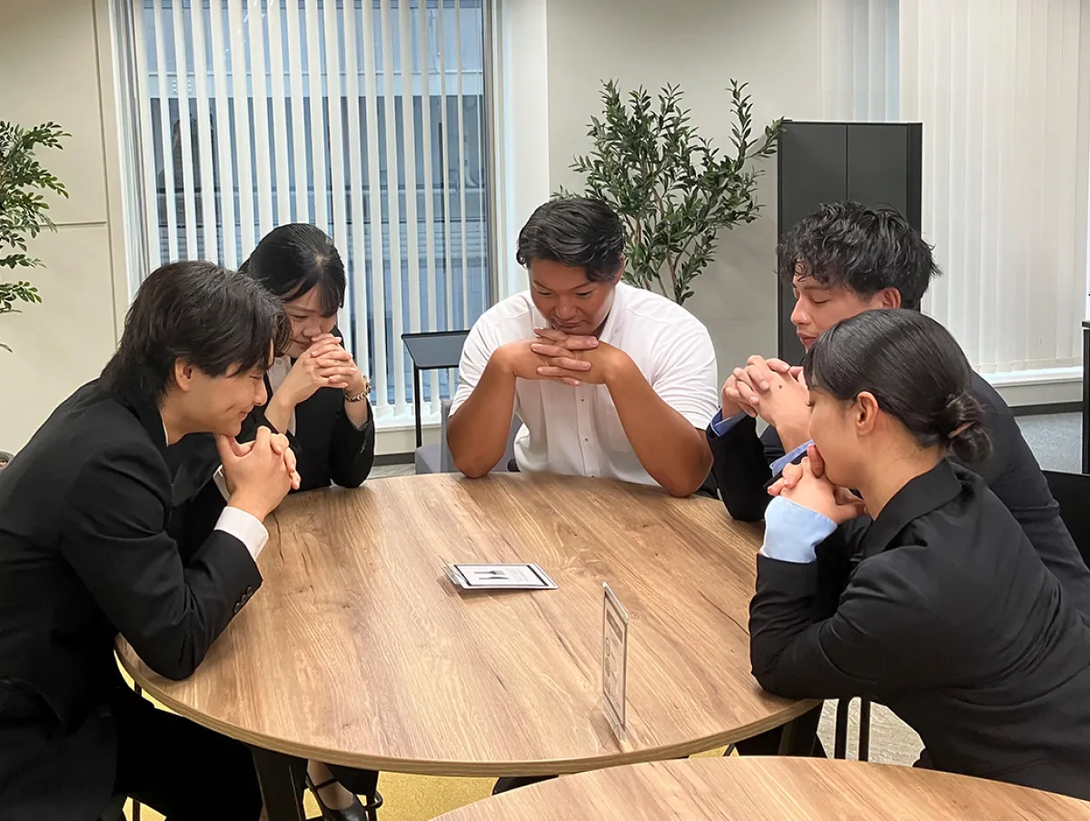 円卓を囲んで語り合う内定者たち