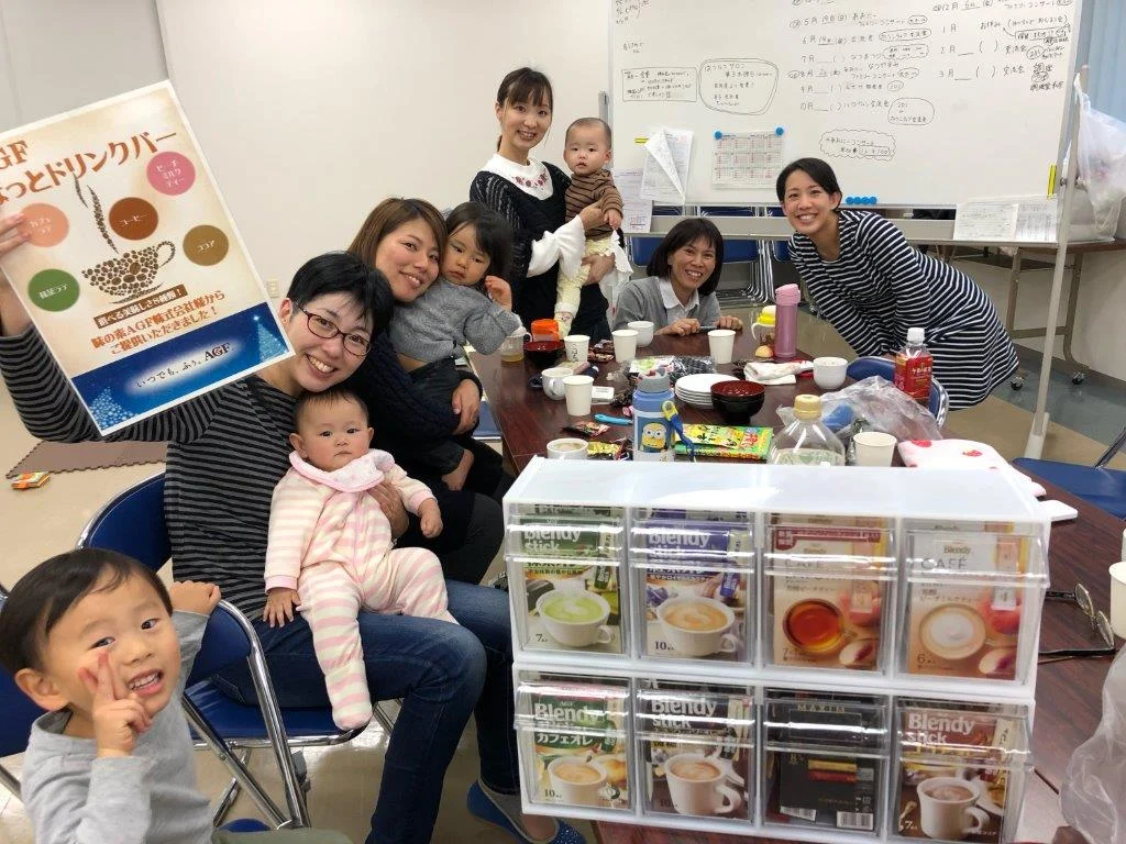 被災地の集会所でドリンクバーを囲む親子連れ