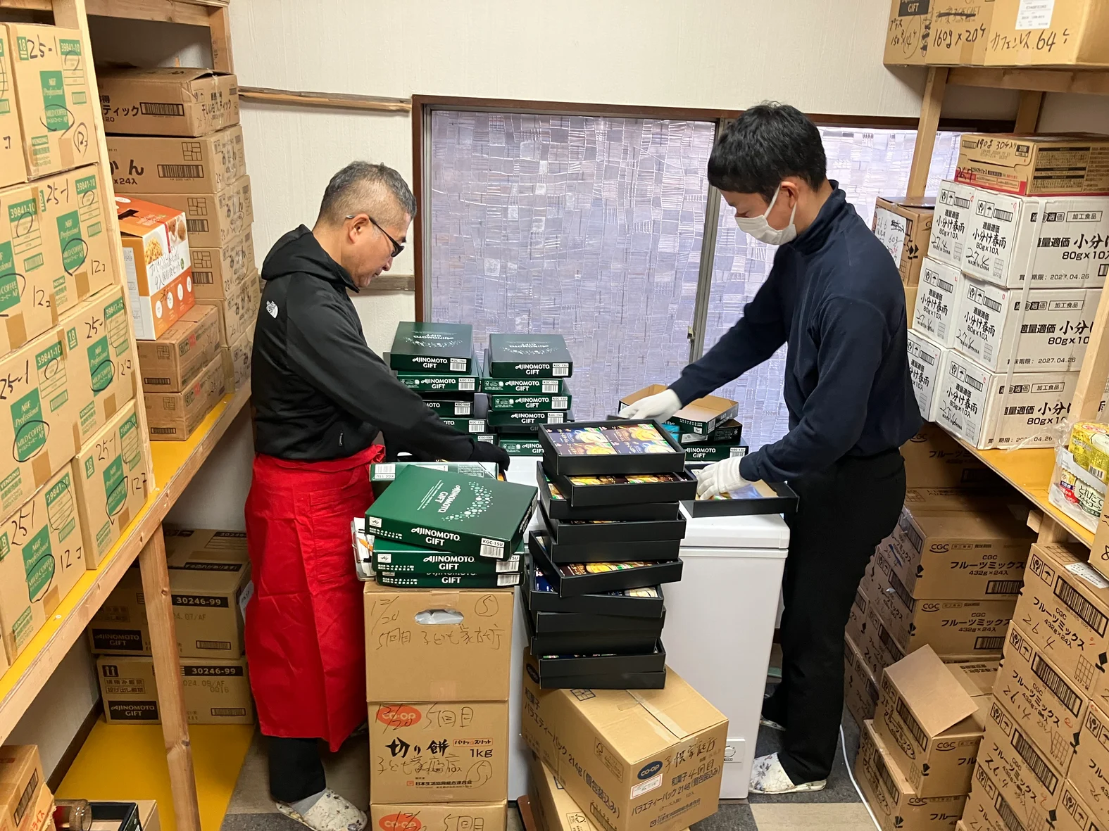 フードバンクの倉庫で寄贈した商品を仕分ける様子