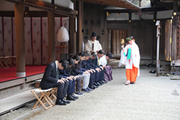 本殿にて執り行われた 神山湧水珈琲ドリップパック奉納奉告祭