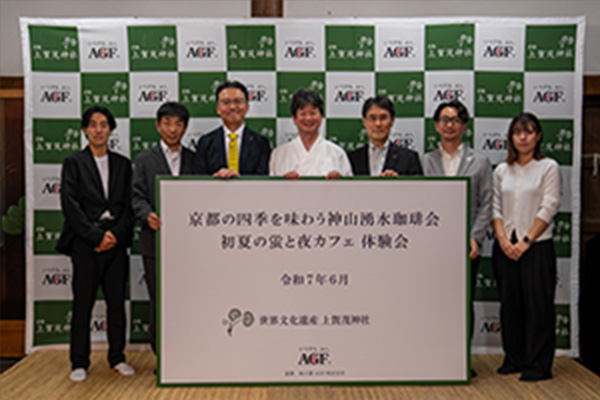 プレスデーの開会セレモニーにて（左から）デカボアンバサダー 島俊輔さん、大阪公立大学 平井教授、味の素AGF 島本社長、上賀茂神社 髙井宮司、京都市 岡田副市長、Earth hacks関根社長、デカボアンバサダー 田中寿美礼さん