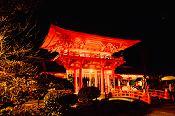 『夜間特別参拝』では国宝の本殿、権殿を含めた境内を拝観
