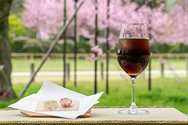 斎王桜などの銘木を愛でながら『神山湧水珈琲』を味わう特別ツアー