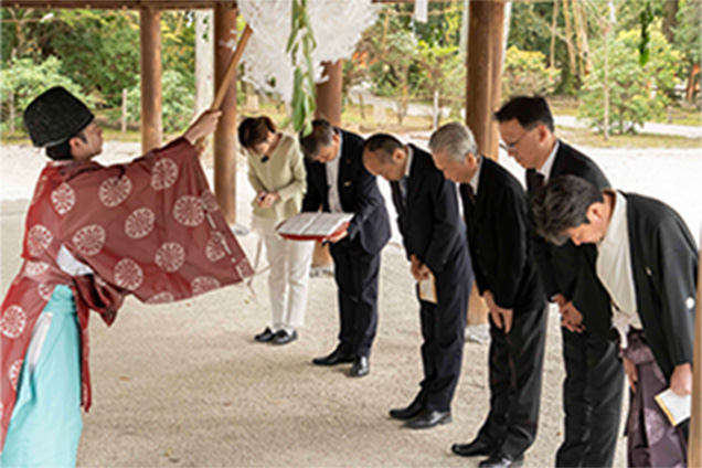 本殿にて執り行われた『神山湧水珈琲』ドリップパック奉納奉告祭と特別参拝