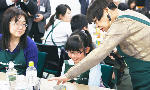 参加者親子にコシノさんがアドバイスしている様子